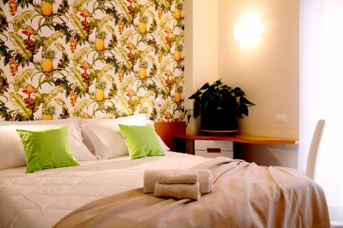 Hotel Montecarlo - Vista Mare con Area Fitness في ريتشيوني: سرير عليه منشفة في غرفة النوم