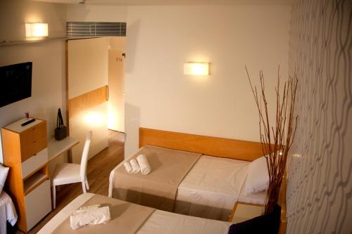 TV a/nebo společenská místnost v ubytování Hotel Montecarlo - Vista Mare con Piscina & Area Fitness