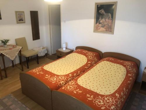 1 dormitorio con 1 cama grande con manta roja en Bed & Breakfast Borka, en Opatija