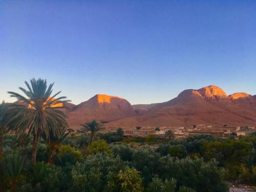 a view of the desert with mountains in the background at Luna del fuego in Ifri