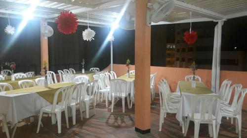 Hotel Tumburagua Inn Ltda tesisinde bir restoran veya yemek mekanı