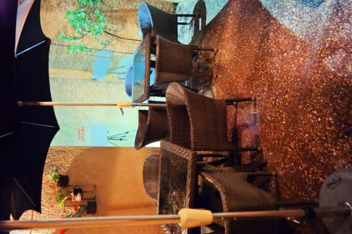 a group of chairs sitting in front of a wall at La Moraleja Love hotel in Mexico City