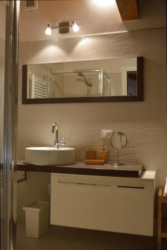 a bathroom with a sink and a mirror at AmaMantua in Mantova