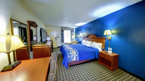 Кровать или кровати в номере Dahlonega Mountain Inn