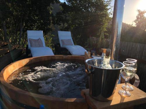 bañera de hidromasaje con botella de vino y copa en Tinyhouse in the WineValley en Casablanca