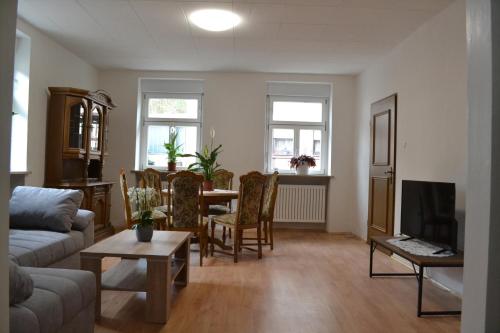 - un salon avec un canapé et une table dans l'établissement Pension - Gästehaus Zum Pfälzerwald, à Hinterweidenthal