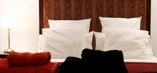 - une chambre avec des oreillers blancs sur un lit dans l'établissement Casa Besana, à Camuñas