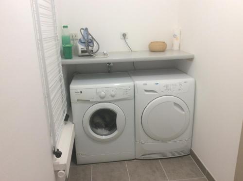 モントルイユ・ベレにあるLoc126のランドリールーム(洗濯機、棚付)