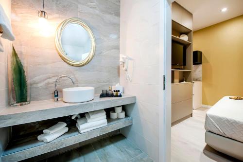 un bagno con lavandino e specchio di Deluxe Studio G 12 a Rovigno (Rovinj)