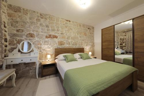 1 dormitorio con 1 cama grande y espejo en Pave, en Zadar