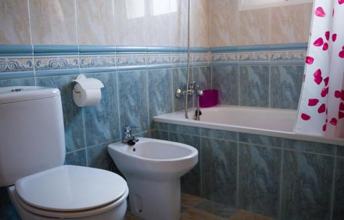 y baño con aseo y bañera. en Apartamentos Bellavista Bolonia, en Bolonia