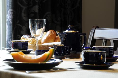 a table with a plate of fruit and a glass of wine at Gastenhof Ter Lombeek in Onze-Lieve-Vrouw-Lombeek