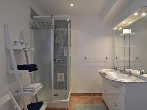 une salle de bain avec deux lavabos et une douche dans l'établissement Villa in Vidauban with Private Pool, à Vidauban