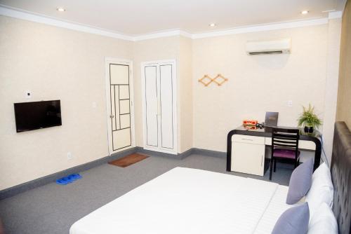 Ha Trinh Hotel - hotel rooms