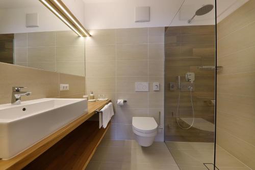 La salle de bains est pourvue d'un lavabo, de toilettes et d'une douche. dans l'établissement Garni Raffein, à Lana