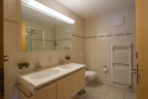 Kylpyhuone majoituspaikassa Apartment Arven