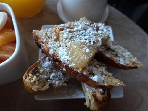 talerz francuskiego tosta z cukrem w proszku w obiekcie Het geheim van Merselo w mieście Merselo