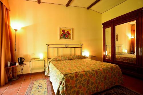 A bed or beds in a room at Agriturismo IL BORGHETTO