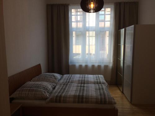 uma cama num quarto com uma janela e uma cama sidx sidx em holiday-apartments em Bremen