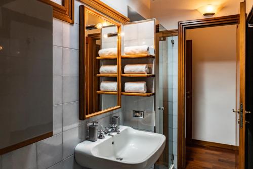 Et badeværelse på Domus Verona - Magnifiche Residenze San Fermo