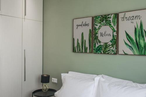 um quarto com uma cama e uma fotografia na parede em Central Green Studio em Heraclião