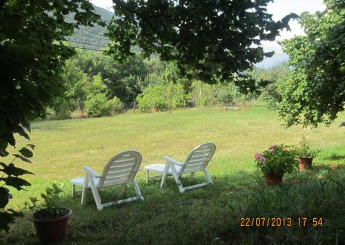 two chairs and a table in a field at Hotel Toscana in Ojedo