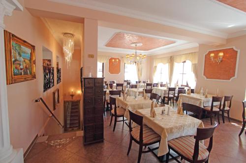 Ein Restaurant oder anderes Speiselokal in der Unterkunft Hotel Villa Toscana 