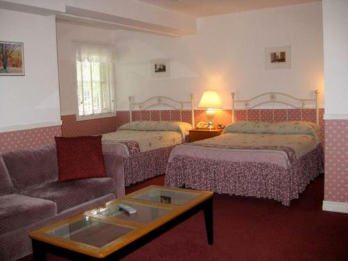 Giường trong phòng chung tại Canterbury Inn