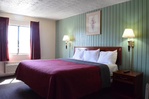 Postel nebo postele na pokoji v ubytování Budget Inn Ontario