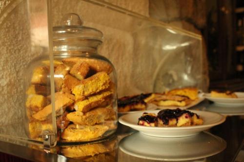 Un frasco de vidrio lleno de diferentes tipos de pasteles. en Antica Locanda La Posta, en Gaggio Montano