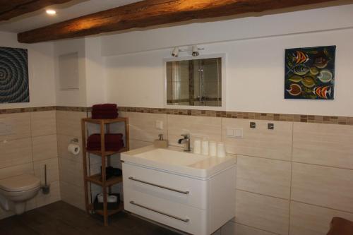 La salle de bains est pourvue d'un lavabo et de toilettes. dans l'établissement Ferienwohnung Altstadtidylle 2, à Wernigerode