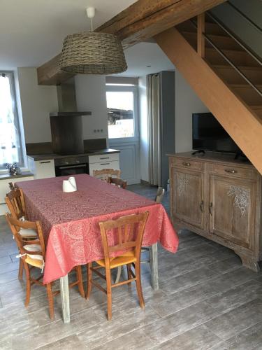 d'une cuisine avec une table et un chiffon rouge. dans l'établissement Gîte de la Huppe, à Noyers-sur-Cher