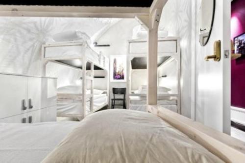 מיטה או מיטות קומותיים בחדר ב-Ramilton Old Town Hostel