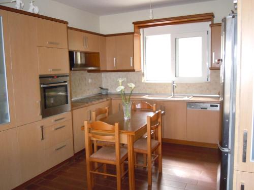 - une cuisine avec une table, des chaises et un évier dans l'établissement Majia 2 bedroom apartment, à Gerani