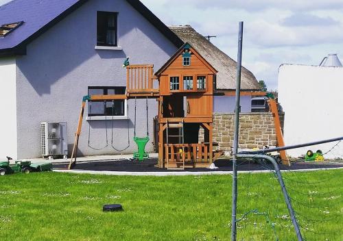 een huis dat aan de zijkant van een huis wordt gebouwd bij The Dairy Lodge in Kilmallock