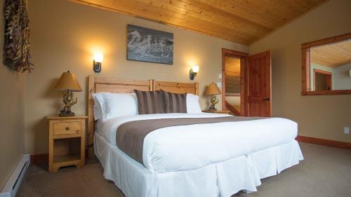 Postel nebo postele na pokoji v ubytování Cedar House Restaurant & Chalets