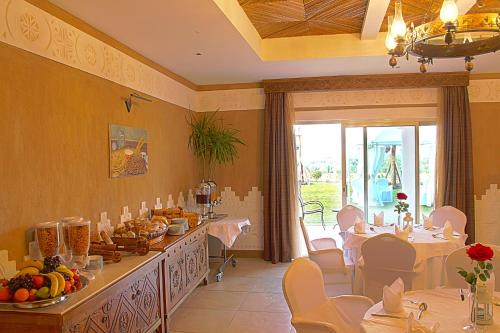 A restaurant or other place to eat at Al Malfa Resort