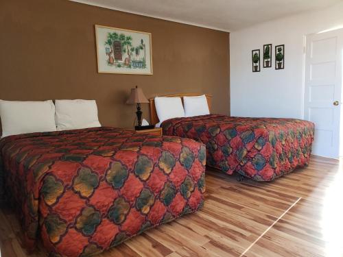 Postel nebo postele na pokoji v ubytování Deluxe Inn