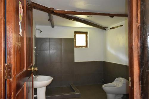 a bathroom with a sink and a toilet at CasaNostra Choquequirao in Cachora