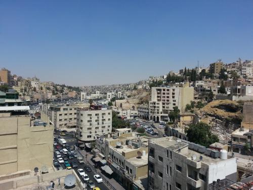een luchtzicht op een stad met gebouwen en auto's bij Arab Tower Hotel in Amman