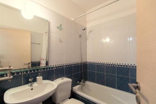 y baño con lavabo, aseo y bañera. en Lovely Bedroom in shared apartment Oroklini, en Oroklini