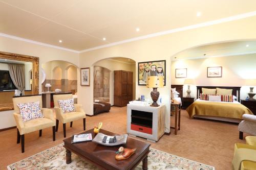 Ένα ή περισσότερα κρεβάτια σε δωμάτιο στο Shangri-La Manor