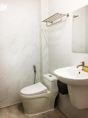a white bathroom with a toilet and a sink at T&N home Ayutthaya in Phra Nakhon Si Ayutthaya