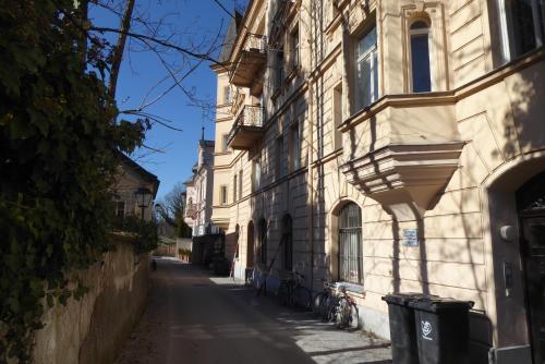 alejka w starym budynku z rowerami zaparkowanymi obok w obiekcie Arenberg 29b PAUL w mieście Salzburg