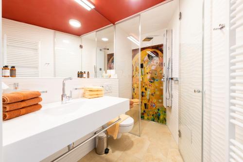 y baño blanco con lavabo y ducha. en Skyflats Vienna - Belle View, en Viena