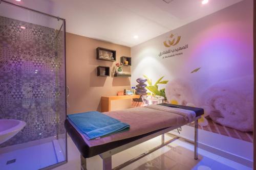 ein Bad mit einer Dusche, einem Bett und einem Waschbecken in der Unterkunft Al Muhaidb Residence Salahuddin in Riad