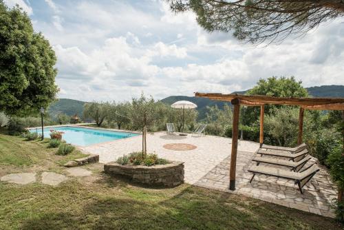 eine Terrasse mit einer Bank und einem Pool in der Unterkunft Casa Rancacci in Mercatale