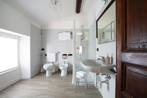 Kylpyhuone majoituspaikassa Hotel Orso Bruno