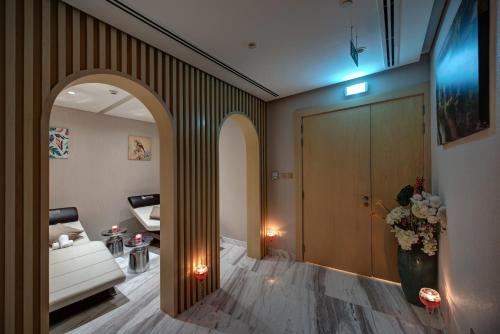 Ένα ή περισσότερα κρεβάτια σε δωμάτιο στο The S Hotel Al Barsha