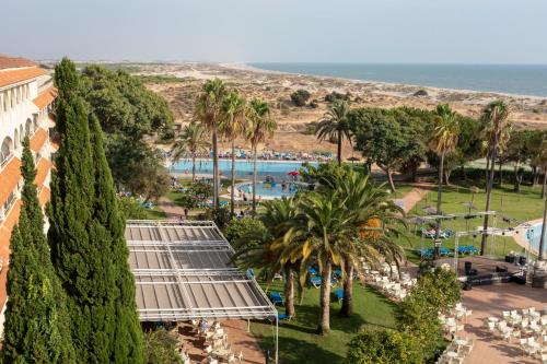 Vista de la piscina de Gran Hotel del Coto o d'una piscina que hi ha a prop